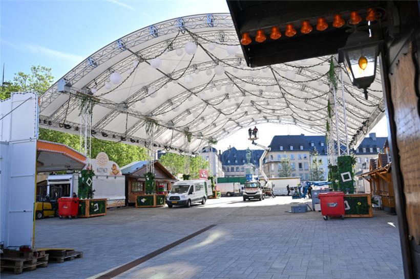 Ein weißes Überdach soll die Gäste des Oktavmarkts vor Regen schützen und bei gu...