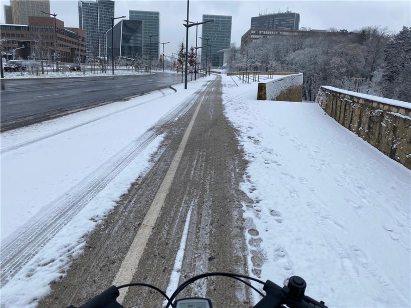 Ein winterlicher Radweg auf Kirchberg
