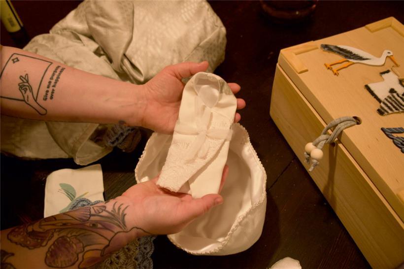 Ein winziges, aus Hochzeitskleidern genähtes Kleid für ein Sternenkind