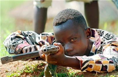 Ein zehn-Jahre-alter Kämpfer der so genannten Union Kongolesischer Patrioten (UPC) hält bei einem Schießtraining eine Waffe im Anschlag. (Symbolbild)
