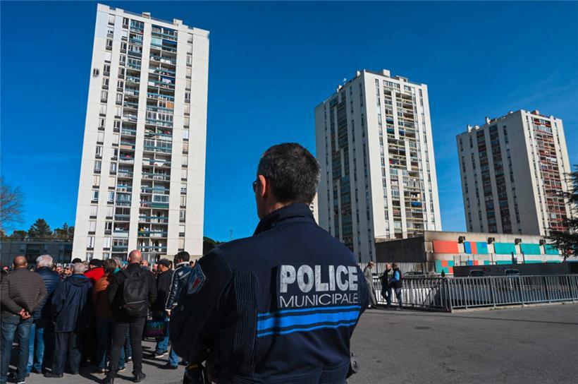 Ein zehnjähriges Kind starb am Abend des 21. August 2023 bei einer Schießerei in Pissevin, einem Arbeiterviertel von Nîmes, Südfrankreich, in dem der Drogenhandel weit verbreitet ist, wie Polizeiquellen und mit den Ermittlungen vertraute Personen berichten
