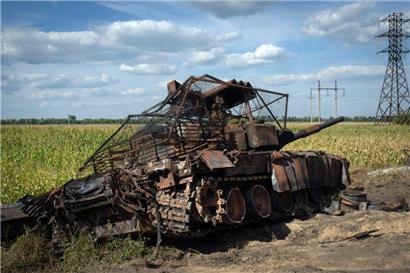 Ein zerstörter russischer Panzer liegt am Straßenrand bei der Gegenoffensive der ukrainischen Armee 
