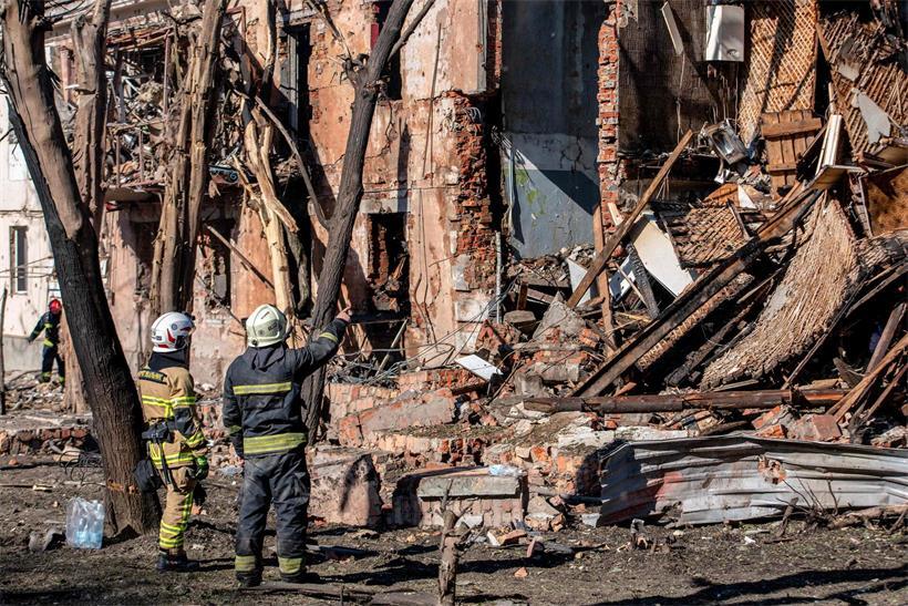 Zerstörtes Wohngebäude nach russischem Luftangriff in Dnipro, Ukraine – umfangreiche Schäden und teurer Wiederaufbau geplant