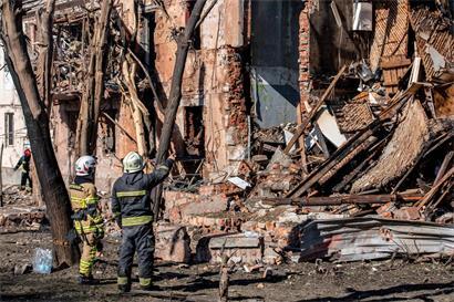 Zerstörtes Wohngebäude nach russischem Luftangriff in Dnipro, Ukraine – umfangreiche Schäden und teurer Wiederaufbau geplant