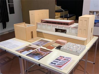 Einblick in die Ausstellung "Soft Powers": Im Mittelpunkt stehen Bauprojekte, die auf Renovierung statt Abriss setzen