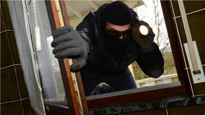 Einbrecher haben oft wenig Ausdauer. Deshalb sollte man ihnen den Zugang zu Haus oder Wohnung so schwer wie möglich machen.
