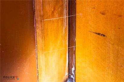 Einbrecher nutzen feine, kaum sichtbare Fäden als Kontrollmechanismus
