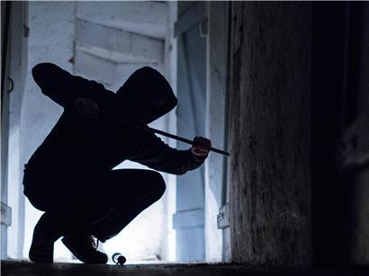 Einbrecher brechen tagsüber und nachts in Wohnhäuser ein, Sicherheit und Einbruchschutz wichtig