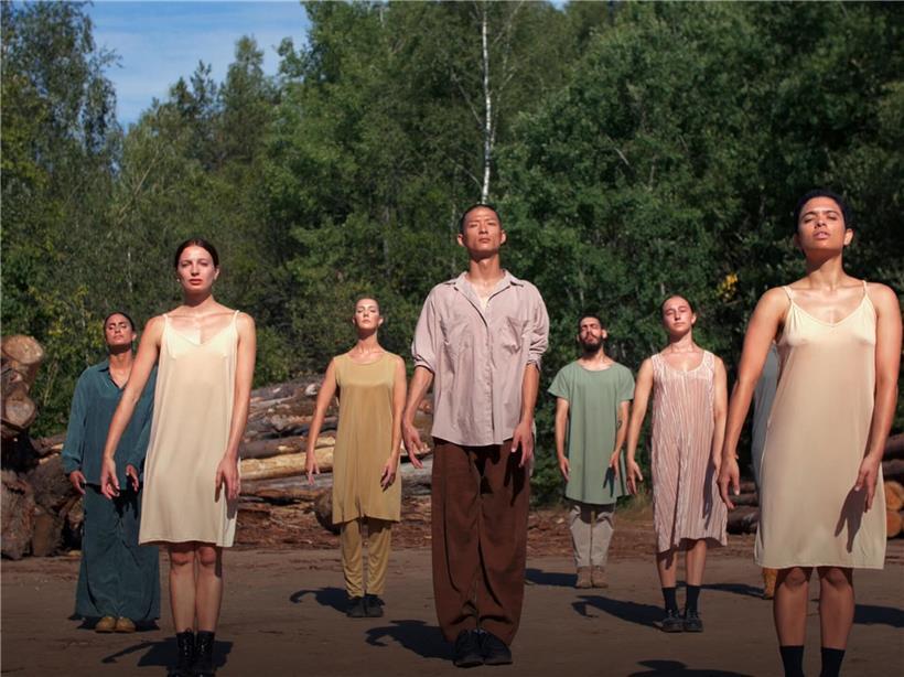 Tänzer in der Choreographie „Mahalaga Landscapes“ auf der Bühne mit dynamischen, fließenden Bewegungen und farbenfroher Beleuchtung