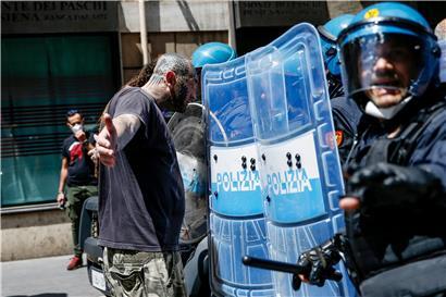 „Eindrucksvollste Versammlung von Idioten in den letzten Jahrzehnten“: Auch Italiens konservative Presse kritisiert die rechtsextremen Proteste
