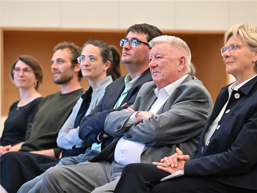 Abendstimmung mit warmem Licht, Sonnenuntergang und ruhiger Atmosphäre in der Natur