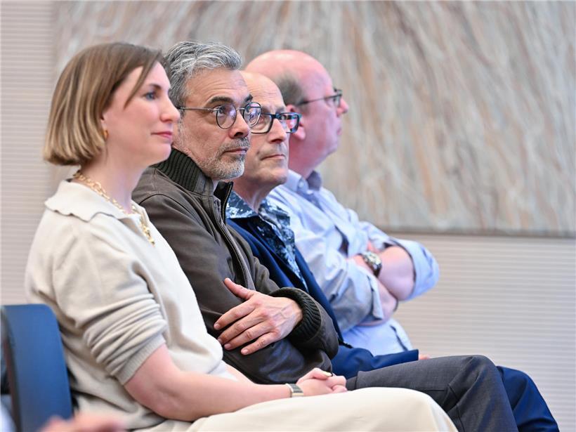 Abendlicher Himmel mit warmen Farben und sanfter Beleuchtung, stimmungsvolle Abendstimmung in der Natur