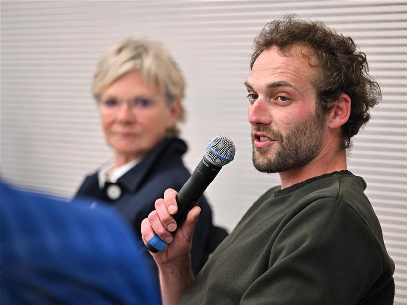 Abendliche Landschaft mit warmem Licht und ruhiger Atmosphäre bei Sonnenuntergang