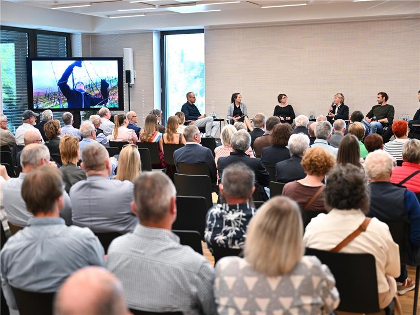 Abendliche Landschaft mit warmem Sonnenuntergang und ruhiger Atmosphäre