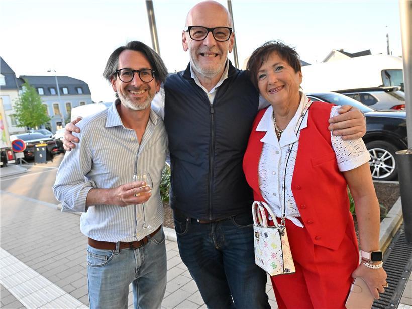 Abendliche Landschaft mit warmem Licht und ruhiger Atmosphäre bei Sonnenuntergang