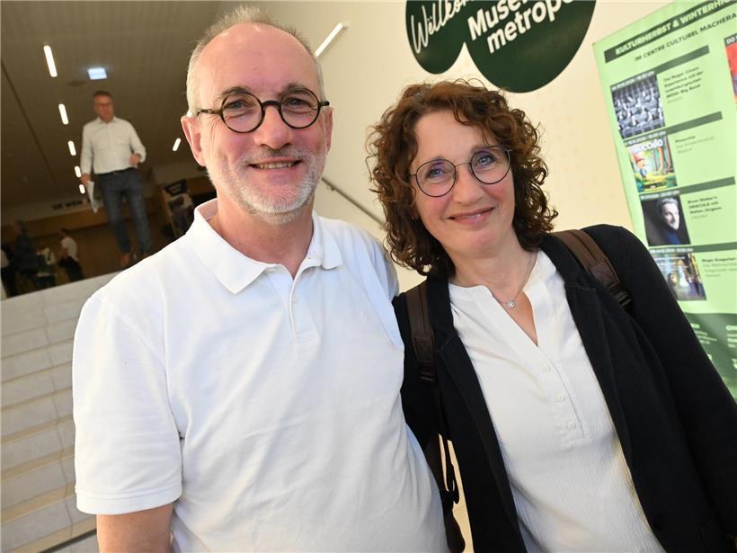 Sonnenuntergang über ruhiger Landschaft mit warmen Farben und friedlicher Abendstimmung