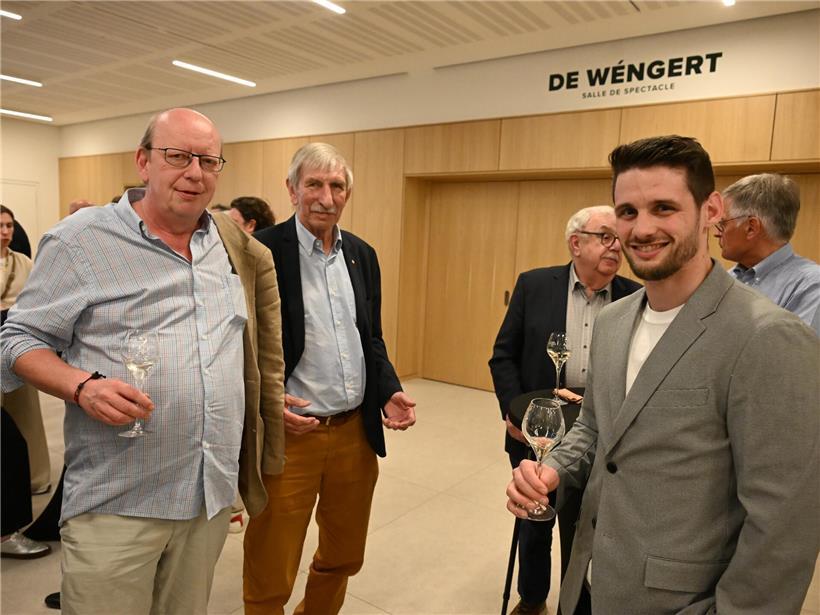 Abendliche Landschaft mit warmem Licht und ruhiger Atmosphäre bei Sonnenuntergang