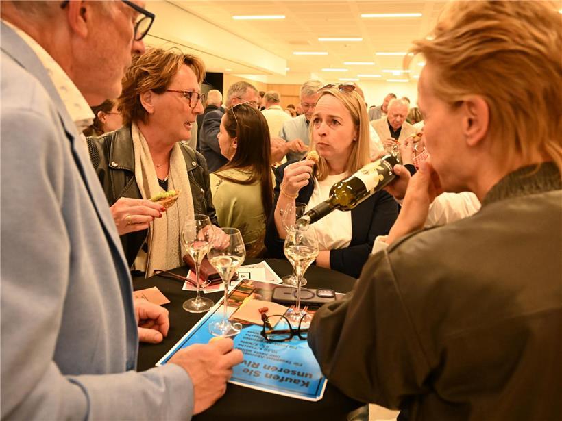 Sonnenuntergang am Abendhimmel mit warmen Farben und ruhiger Atmosphäre über einer Landschaft