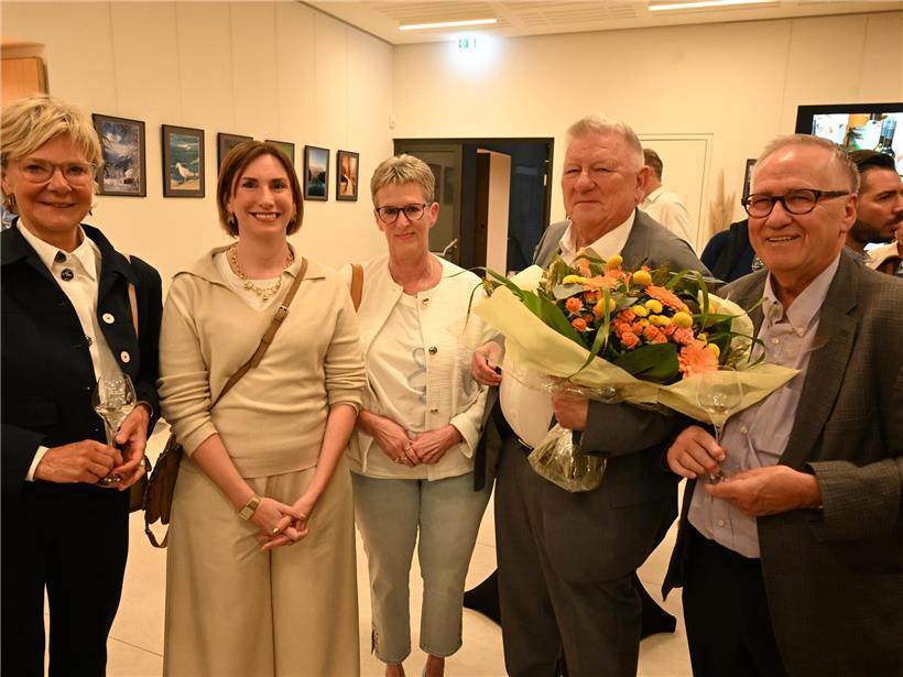 Sonnenuntergang am Abendhimmel mit warmen Farben und entspannter Atmosphäre über einer ruhigen Landschaft