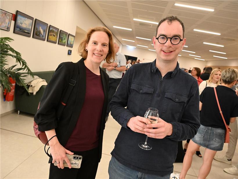 Abendliche Landschaft mit warmem Sonnenuntergang und ruhiger Atmosphäre für entspannte Momente