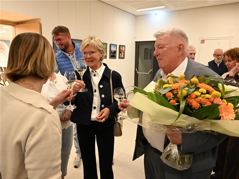 Sonnenuntergang über ruhiger Landschaft bei Abenddämmerung mit warmen Orangetönen und sanftem Himmel
