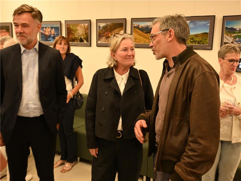 Sonnenuntergang am Abendhimmel mit warmen Farben und ruhiger Landschaft im Hintergrund