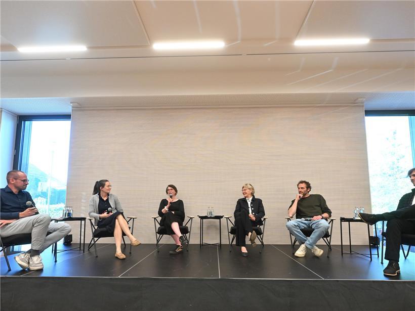 Sonnenuntergang am Abendhimmel mit warmen Farben und ruhiger Atmosphäre über einer Landschaft