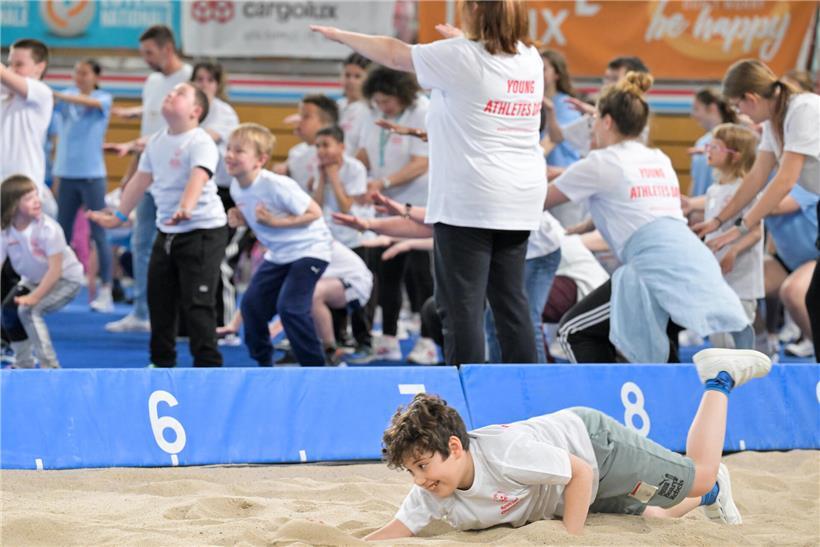 Junge Sportler beim Training und Wettkampf während des Young Athletes Day in der Coque, Luxemburg