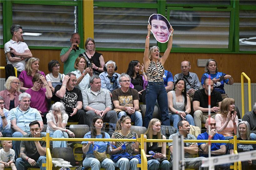 Spannendes Finale mit jubelnden Spielern und begeisterter Zuschauermenge bei entscheidendem Sportereignis