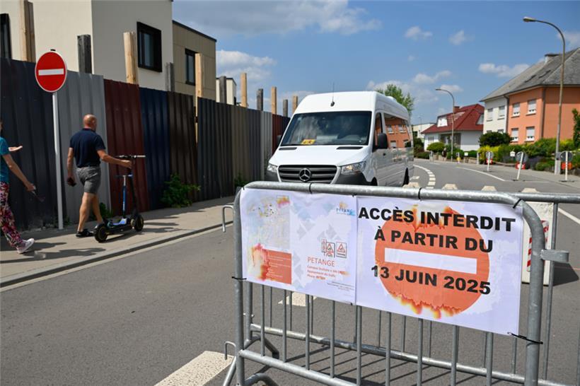 Eine Absperrung und Betonblöcke hindern im Moment die Einfahrt in die rue Batty Weber
