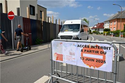 Eine Absperrung und Betonblöcke hindern im Moment die Einfahrt in die rue Batty Weber
