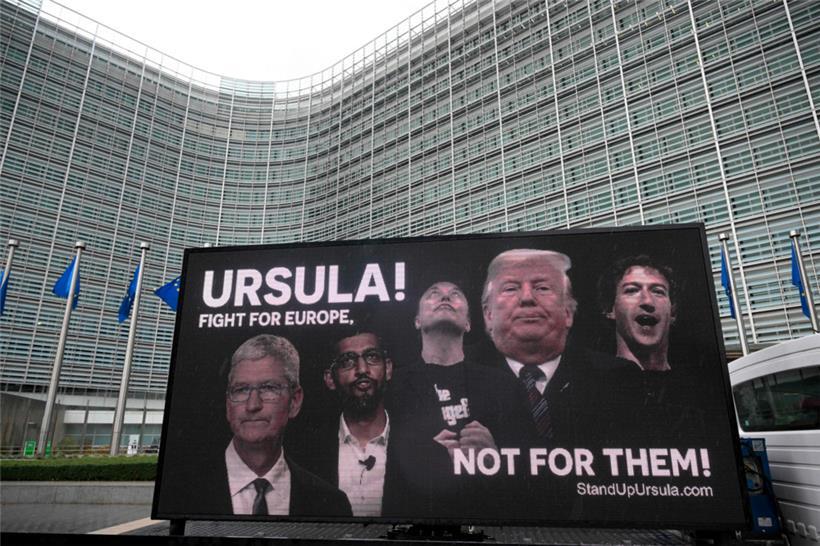 Eine Allianz von Organisationen fordert vor dem EU-Kommissionssitz in Brüssel Ursula von der Leyen auf, keine Zugeständnisse an die US-Tech-Giganten zu machen
