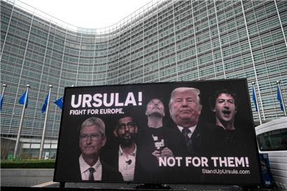 Eine Allianz von Organisationen fordert vor dem EU-Kommissionssitz in Brüssel Ursula von der Leyen auf, keine Zugeständnisse an die US-Tech-Giganten zu machen
