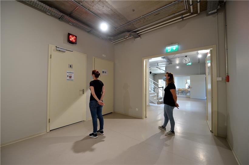 Eine Ampel gibt Auskunft darüber, ob sich bereits zwei Personen in den Sanitäranlagen befinden
