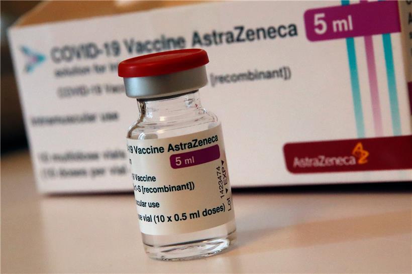 Eine Ampulle mit dem Corona-Impfstoff des schwedisch-britischen Pharmakonzerns AstraZeneca steht auf einem Tisch in einer Apotheke
