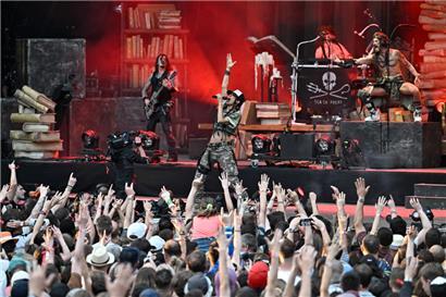 Eine Art Standing Ovation nach der „Final Tour“: Shaka Ponk traten mit ihrem Mix aus Rock, Punkrock und Hip-Hop nochmal in Luxemburg auf
