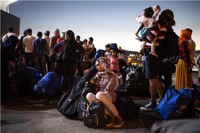 Eine Asylsuchende wartet 2018 in Griechenland darauf, vom Hafen von Mitilini mit einer Fähre nach Athen zu gelangen

