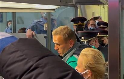 Eine Aufnahme von einem Videostandbild zeigt den russischen Oppositionsführer Alexej Nawalny, der neben seiner Ehefrau Julia steht, während er von der Polizei bei der Passkontrolle nach der Ankunft am Flughafen Scheremetjewo festgehalten und verhaftet wird
