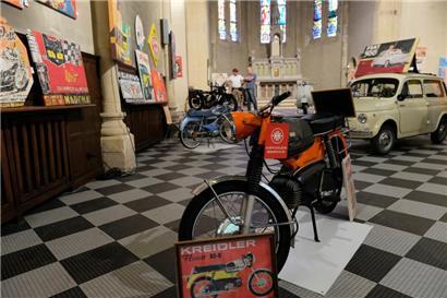 Eine Augenweide: historische Motorräder und Autos in der entweihten Kirche in Lasauvage
