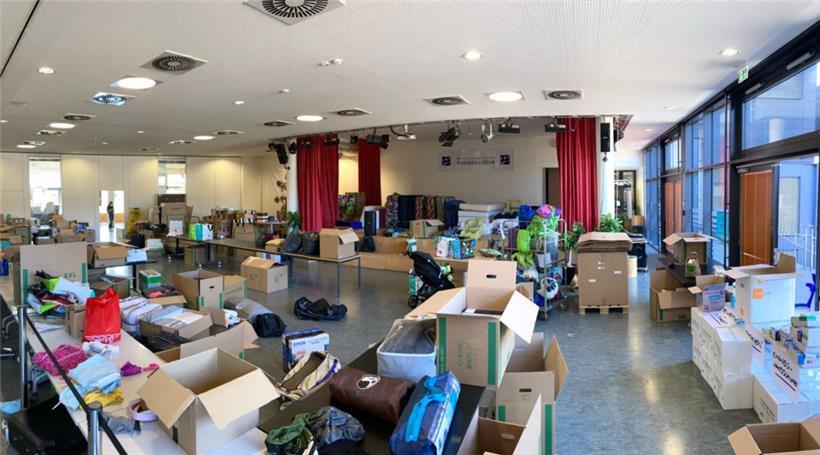 Eine Aula voll mit Spenden für das polnische Lancut unweit der ukrainischen Gren...