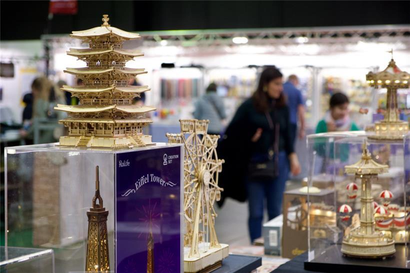 Eine Ausstellung der fertigen 3D-Modelle von Robotime, von mechanischen Flippern...