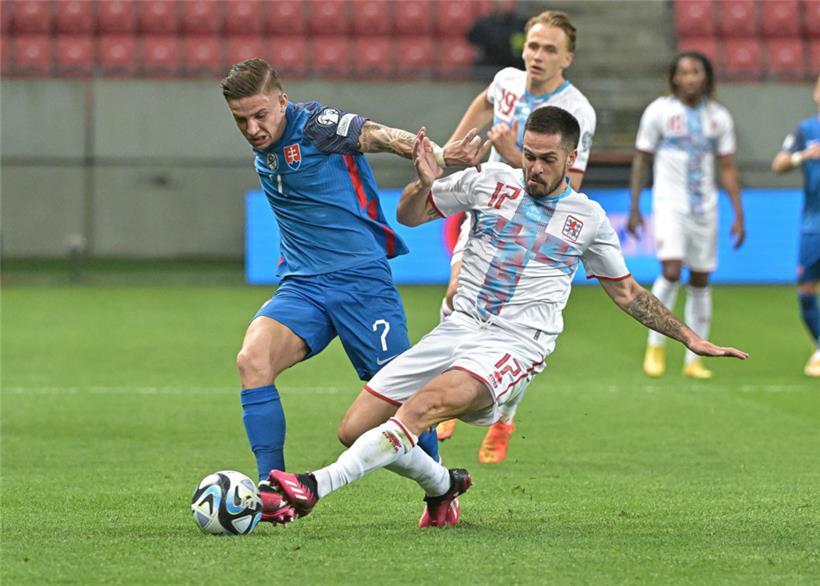 Eine Bank auf der linken Abwehrseite: Mica Pinto (r.)
