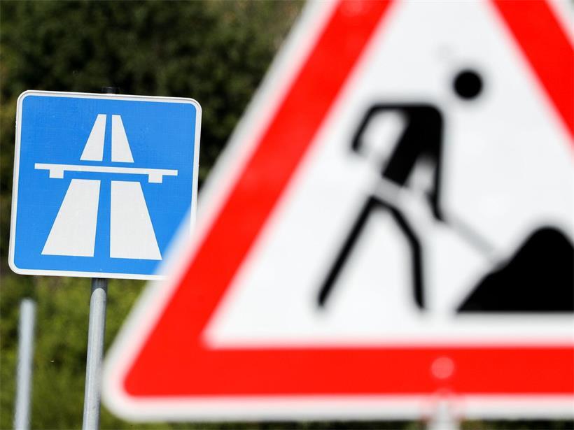 Baustelle an der A13 mit gesperrten Zufahrten am Wochenende, Verkehrseinschränkungen und Absperrungen sichtbar