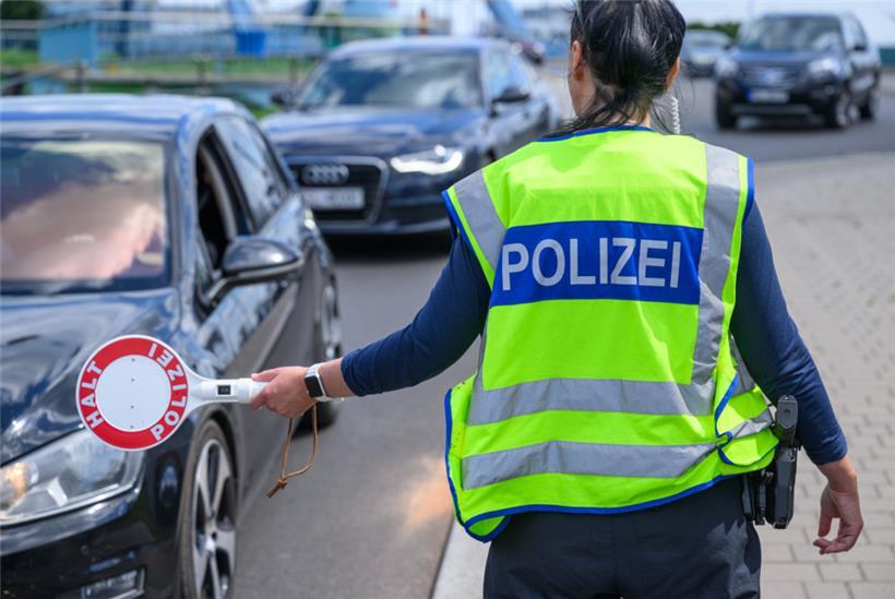 Eine Beamtin der Bundespolizei stoppt ein Fahrzeug bei der Einreisekontrolle
