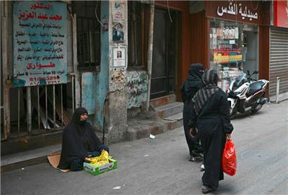 Eine Bettlerin im Libanon
