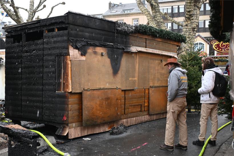 Eine Bude wurde hauptsächlich von außen beschädigt. Der Schausteller konnte die ...