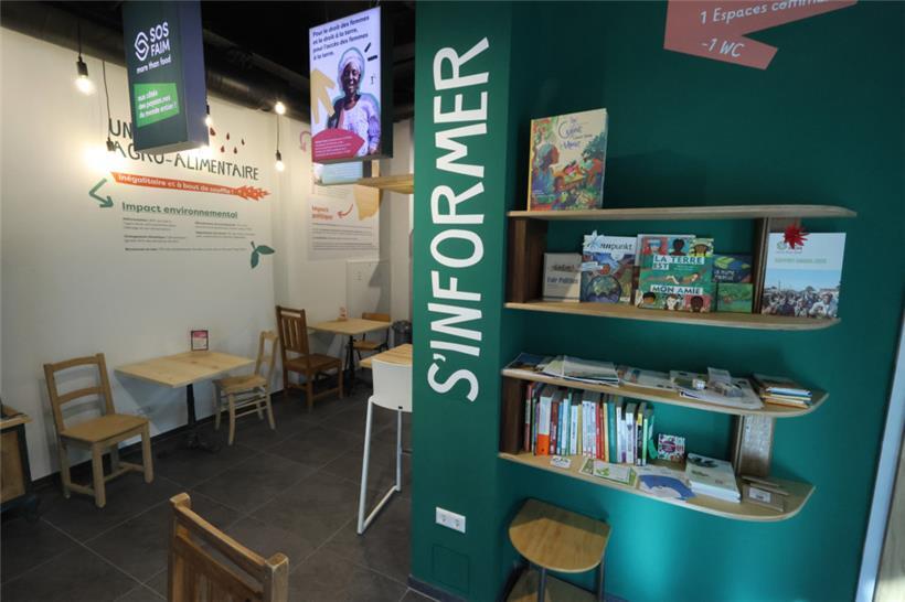 Eine Bücherecke lädt zum Lesen ein