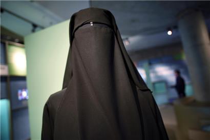 Eine Burka, die 2014 im Rahmen der Ausstellung „Immer bunter: Einwanderungsland Deutschland“ in Bonn gezeigt wurde
