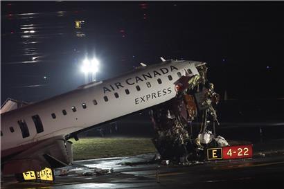 Eine CRJ-900 von Air Canada Express ist am Montag am LaGuardia Airport in New York mit einem Löschfahrzeug der Hafenbehörde zusammengestoßen
