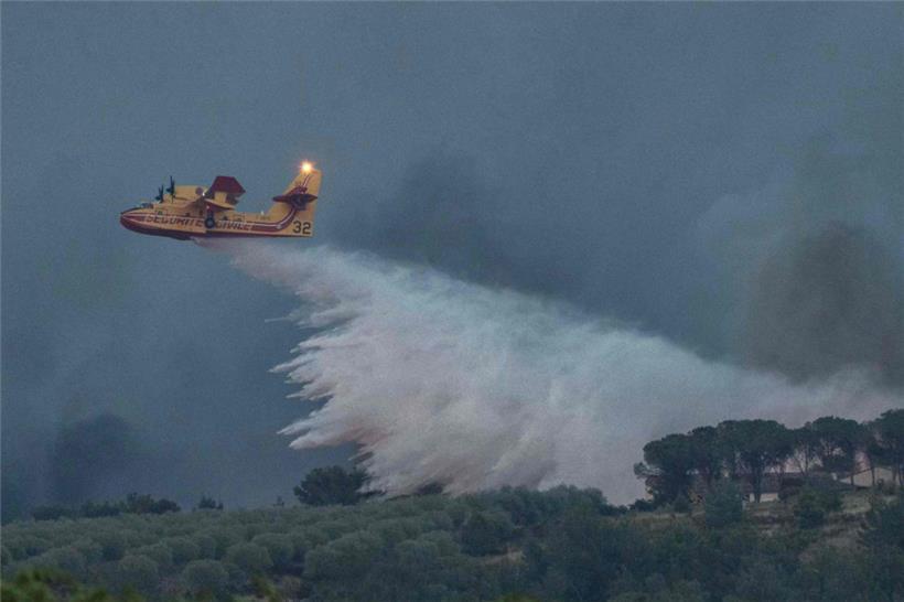 Eine Canadair CL-415 der französischen Zivilschutzbehörde fliegt am 5. August 2025 über einen Waldbrand in Jonquières im Südwesten Frankreichs
